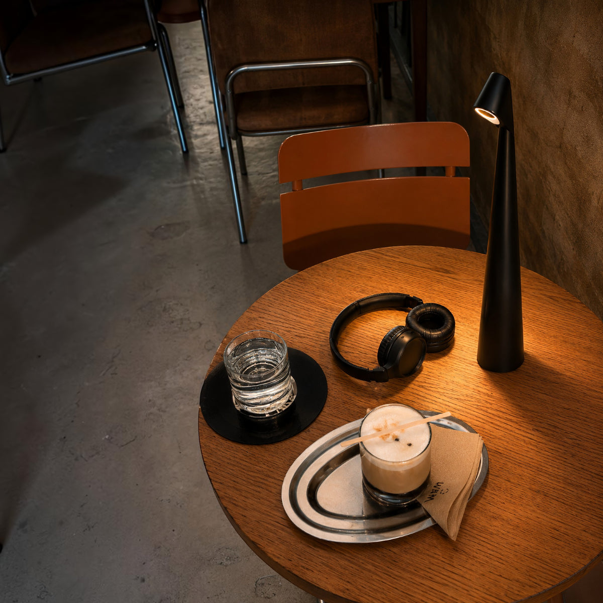 Lampara de mesa Mold black USB